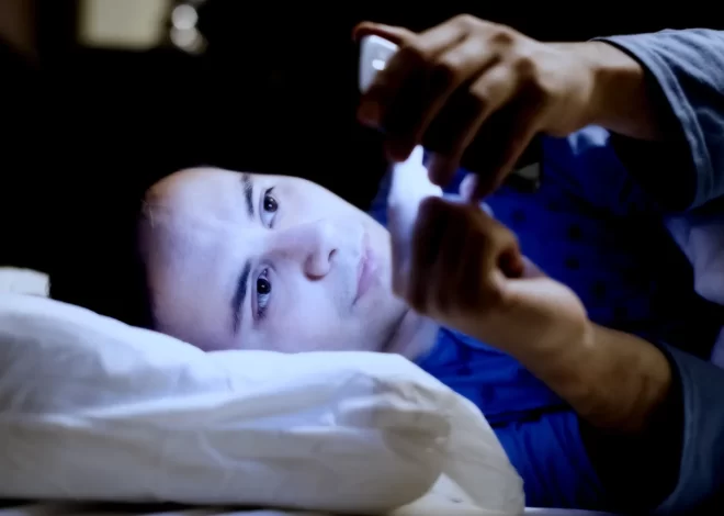 เล่นมือถือก่อนนอน ทำไมนอนไม่หลับ? เปิดความจริงของแสงสีฟ้ากับคุณภาพการนอน